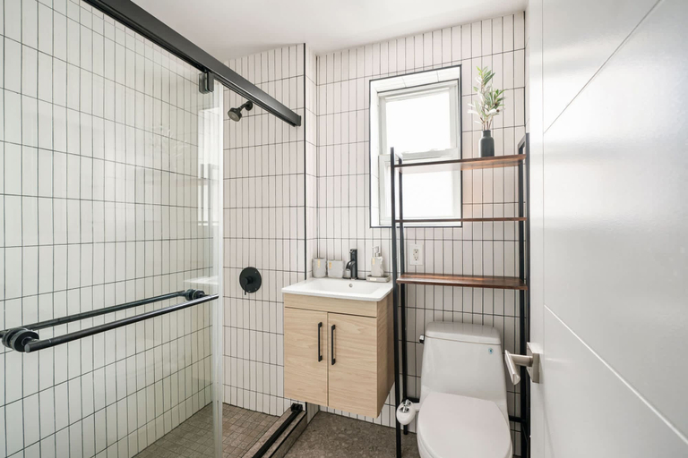 Room 4, 39-3 Newly Renovated 3 BR Prime Midtown Sleeps 6, New York