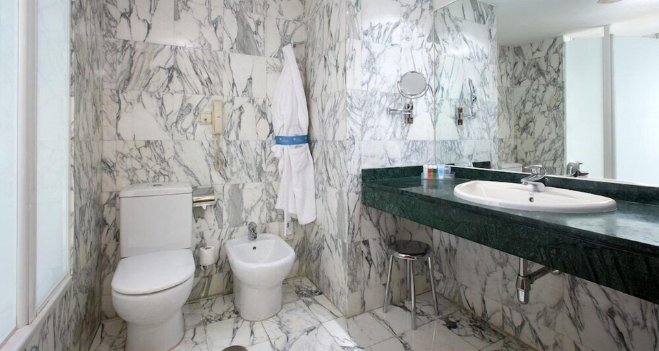 Bathroom 4, Travelodge Madrid Coslada Aeropuerto, Madrid