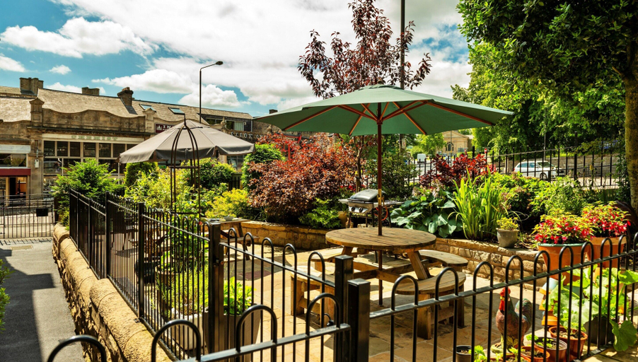 Garden 2, Elegant Duplex in Buxton's Historic Center, No Deposit, Derbyshire