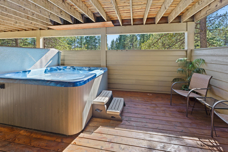 Interior 5, Hot Tub Getaway With Ping Pong & Sharc Passes, Deschutes