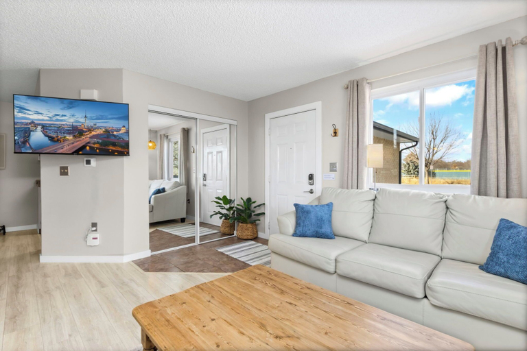 Living area 5, Chimney Park Retreat King Suite + Fenced Yard, Weld