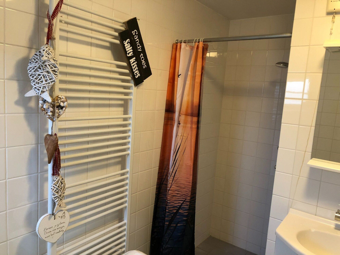 Bathroom 3, Chic Beachside Stay w/ Sauna, Den Helder