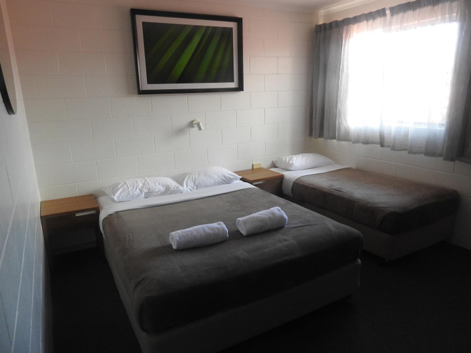 Bedroom 3, Cedar Lodge Motel Townsville, Aitkenvale