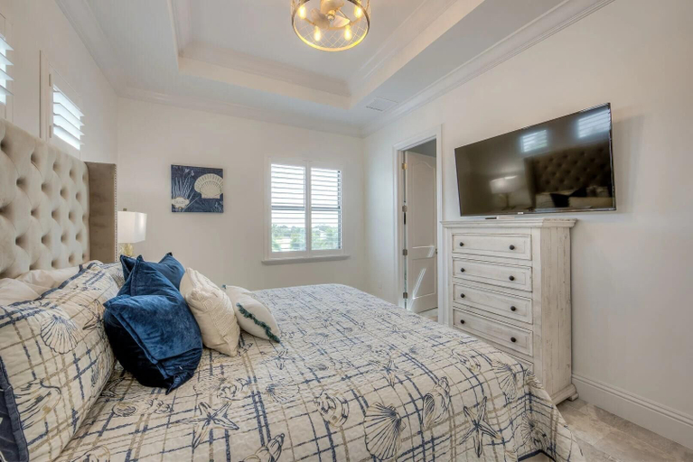 Room 2, Blue Paradise, Lee