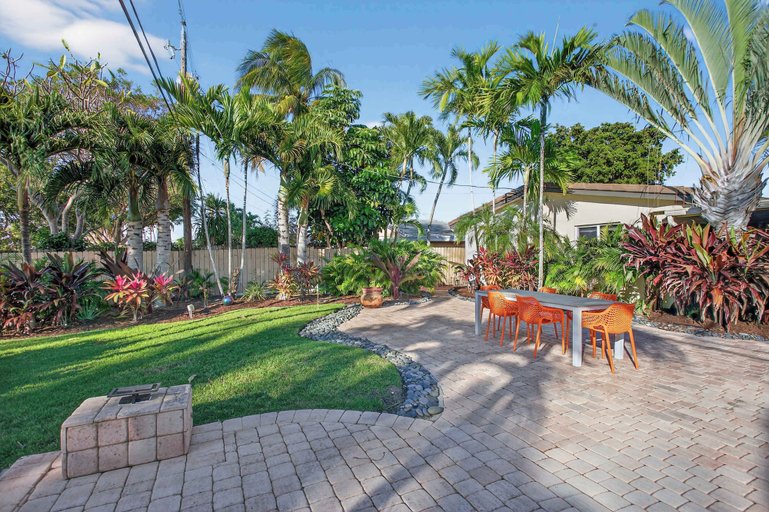 Outdoor dining 2, Harbor Haven Home for 7, Broward