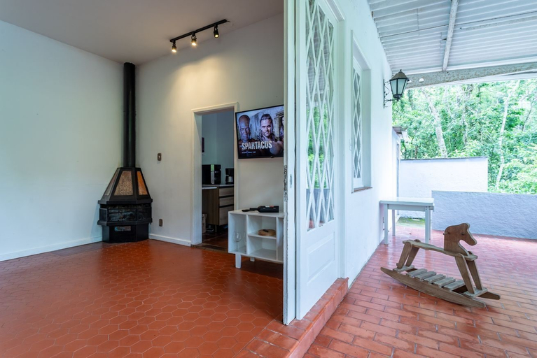 Room 2, S tio com Piscina e Lareira a 10 min de Itaipava, Petrópolis