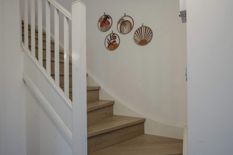Room 5, Modern 2-bed House In Swinton - Private Parking, Salford