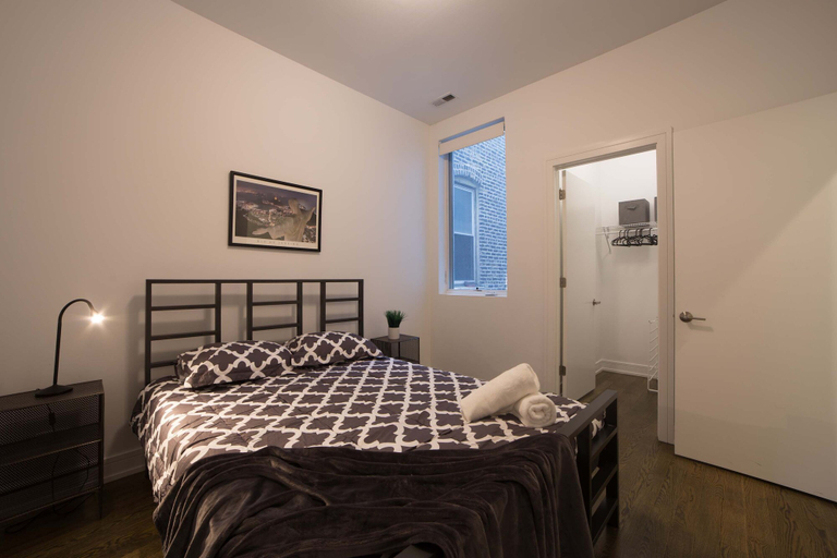 Room 2, 4-bedroom Condo by West Town w Balcony Parking, Cook