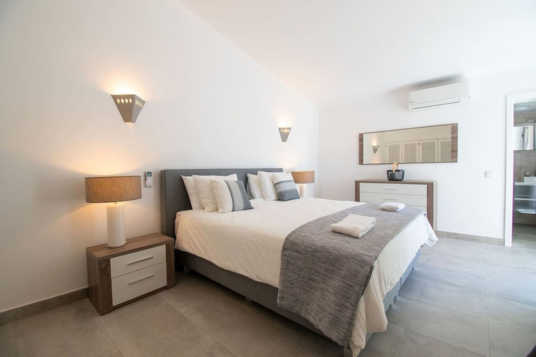 Room 5, Lavanda Magnificent Five Bedroom Villa in Carvoe, Lagoa