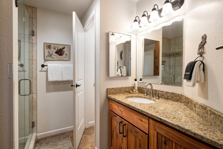Bathroom 2, Snow Flower 103 2 Bedroom Condo by RedAwning, Summit