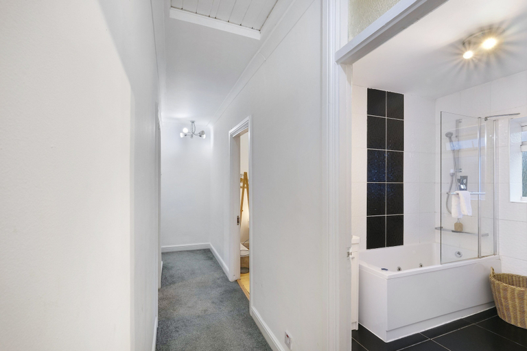 Bathroom 4, Modern 4 Bedroom Hse Garden in Feltham, London