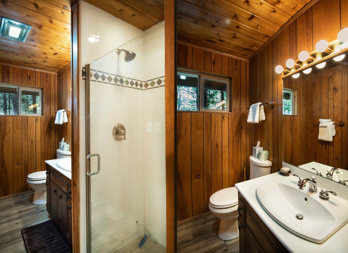 Bathroom 3, We-dunn-it, Mariposa