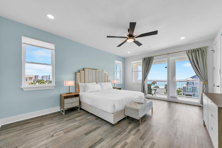 Bedroom 1, Golden Seashell East, Bay