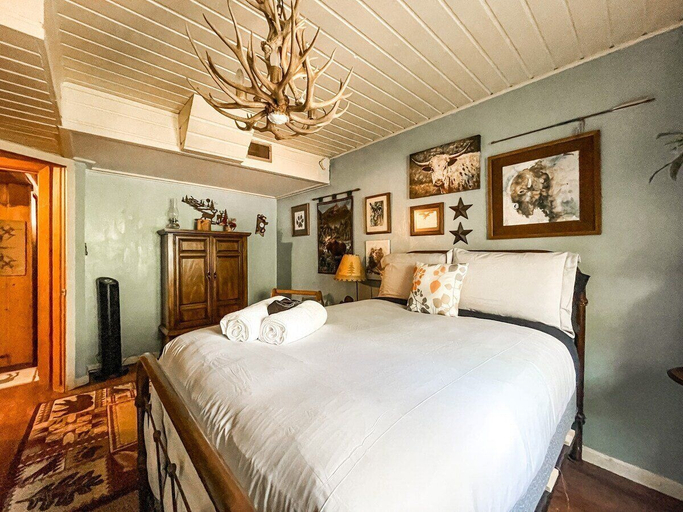 Interior 3, Peaceful Mountainside Cabin Retreat, El Paso