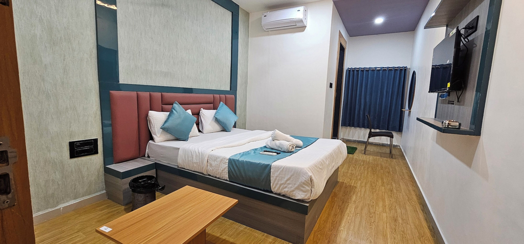 Room 2, Hotel Radiyesan Gold, Surat