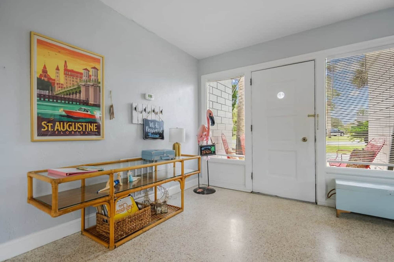 Room 2, Heated Pool Mini Golf Walk to Beach Beach Gear, Saint Johns