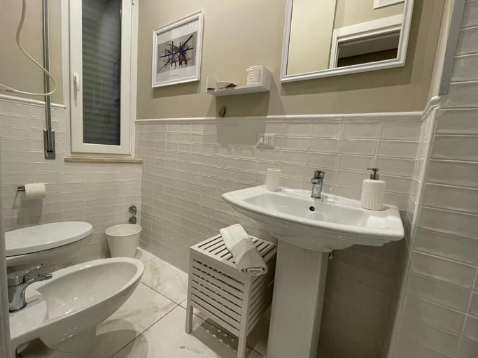 Bathroom 4, Corso Garibaldi Art Suites, Salerno