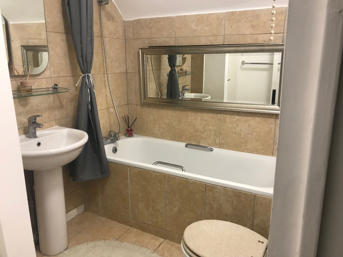 Bathroom 5, Bushey B&B, Hertfordshire