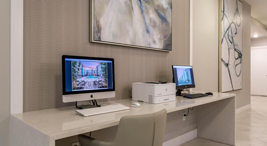 Business center, Landing Furnished Apartments - Maitland, Orange