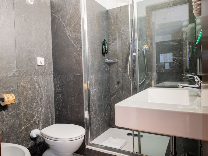 Bathroom 4, B&B Hotel Trieste, Trieste