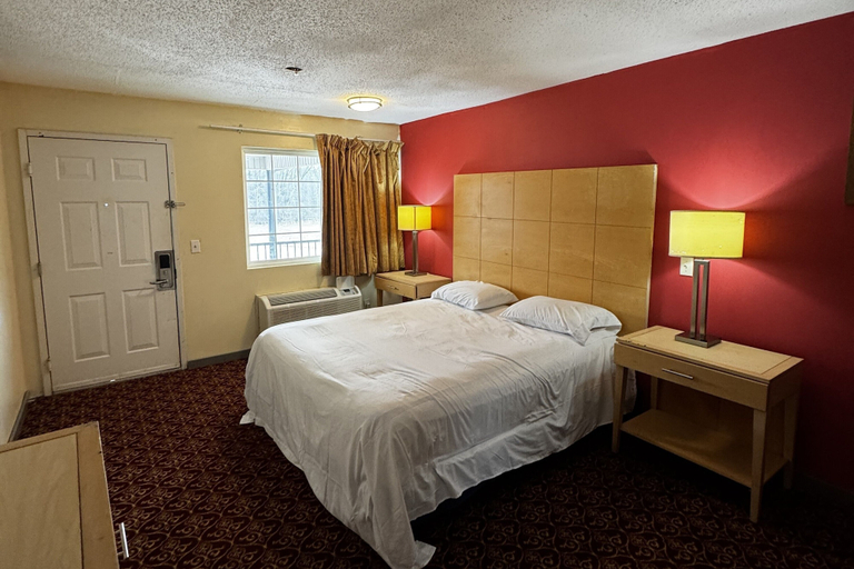 Bedroom 4, General Bragg Inn & Suites Chickamauga, Walker