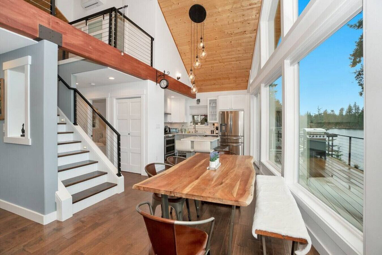 Interior 2, Lakefront Escape Fire Pit, Pets & Amazing Views, Snohomish