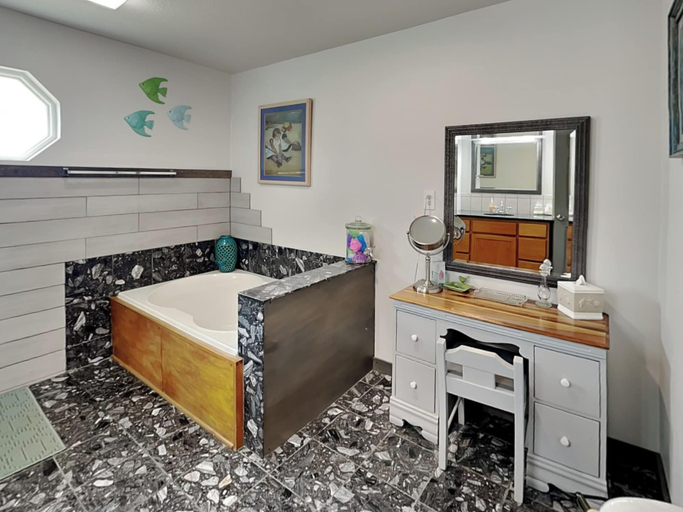 Bathroom 4, 7 Palms by Miss Kitty’s, Aransas