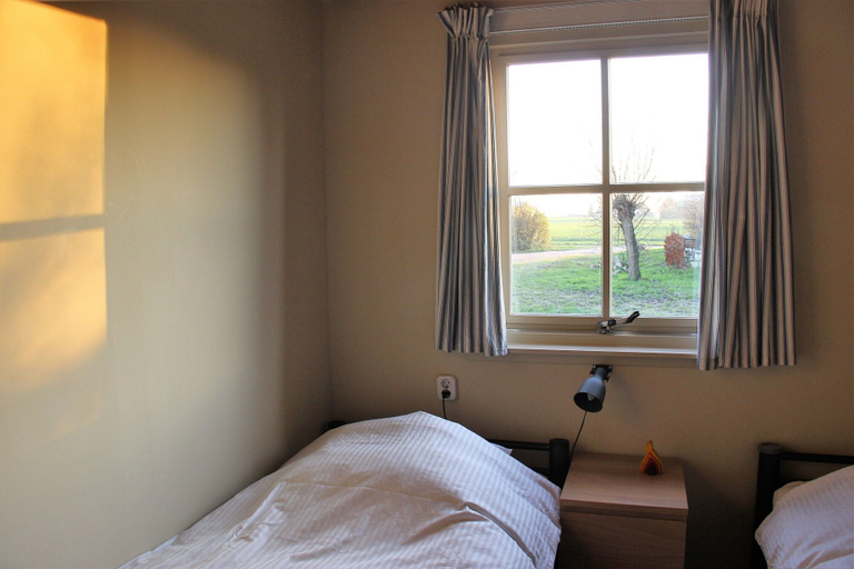 Others 2, Cozy vacation home with terrace, Drimmelen