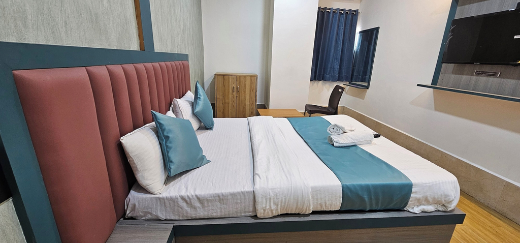 Room 3, Hotel Radiyesan Gold, Surat