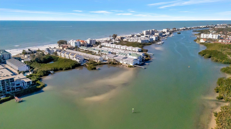 Room 4, Beach Access Heated Pool Resort Condo for 8, Pinellas