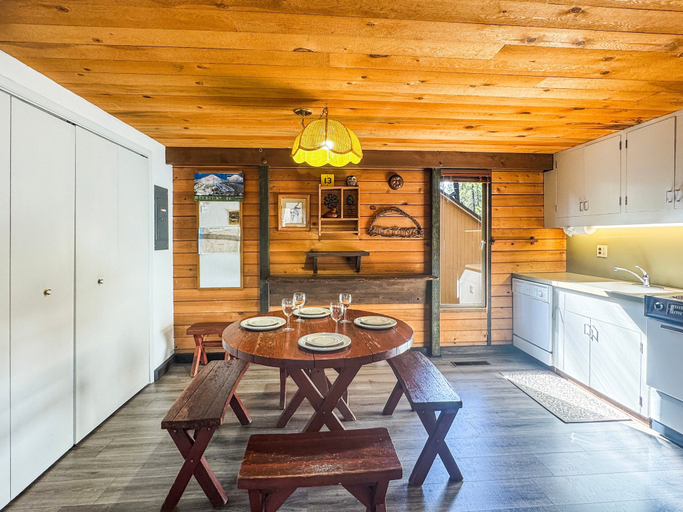 Interior 3, Cluster Cabin 13, Deschutes
