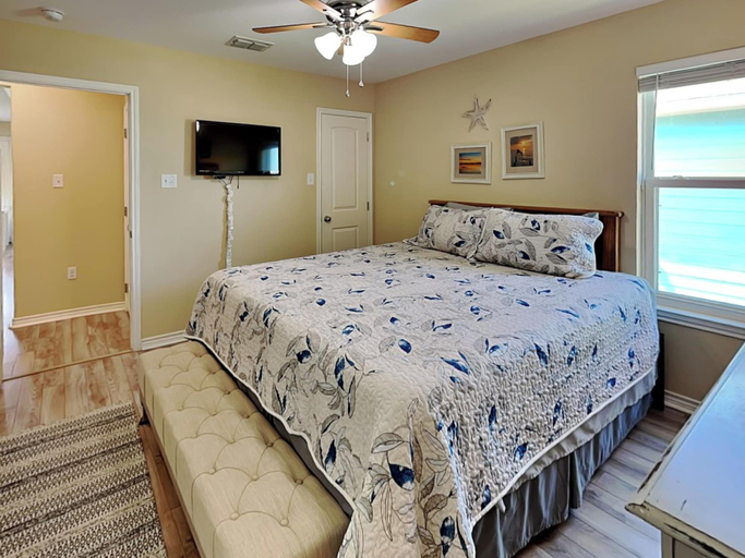 Bedroom 2, Gulf Coast Getaway by Miss Kitty’s, Aransas