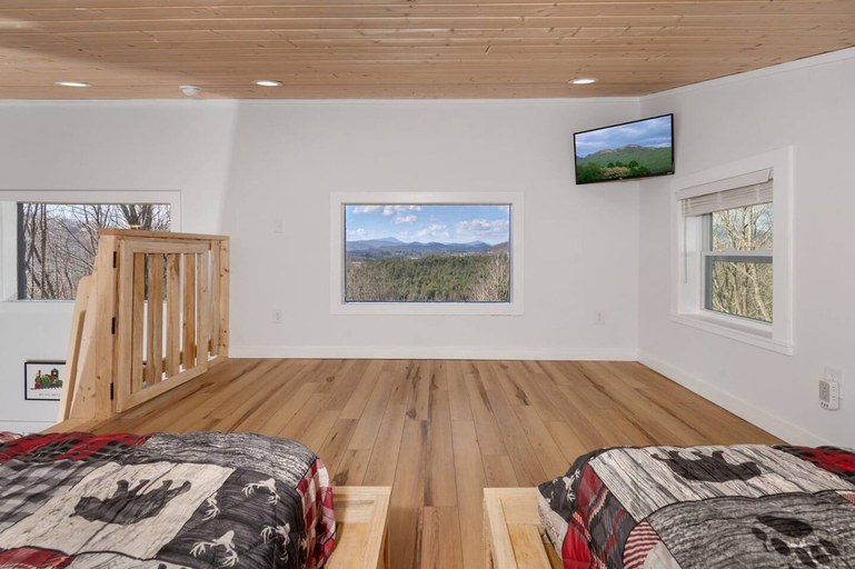 Room 4, New Cabin, 5 Minutes to Boone, Long Range Views!, Watauga