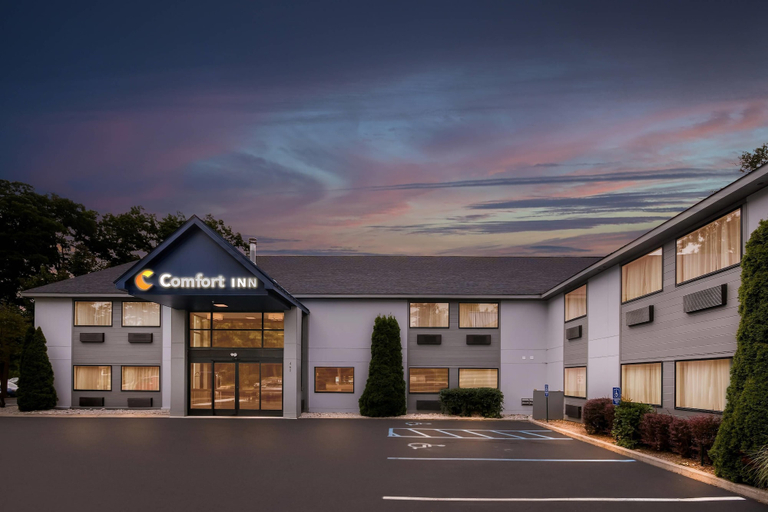 Exterior & Views 2, Comfort Inn Traverse City, Grand Traverse