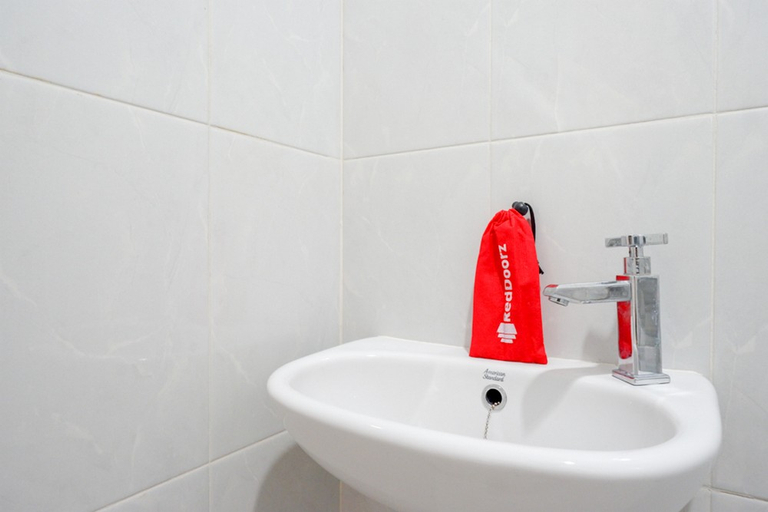 Bathroom 5, RedDoorz near Pacific Mall Tegal 2, Tegal