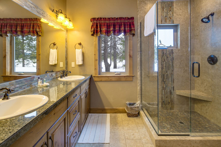 Bathroom 3, 56540 Sunstone Loop, Deschutes