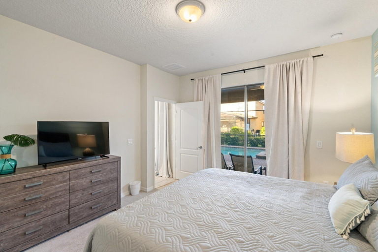 Room 4, Solterra Resort 5 bedroom Private Pool/Spa Home 5 Home, Polk