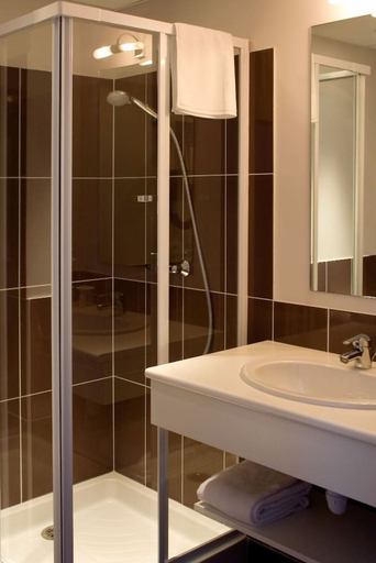 Bathroom 4, Majestic, Hautes-Pyrénées