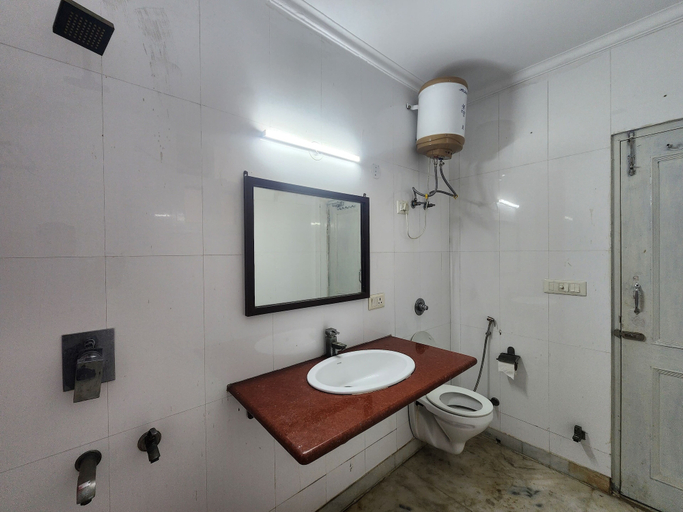 Bathroom 4, The New Moon, Delhi