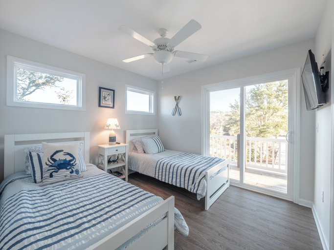 Bedroom 2, Happily Ever After by Topsail Realty, Pender