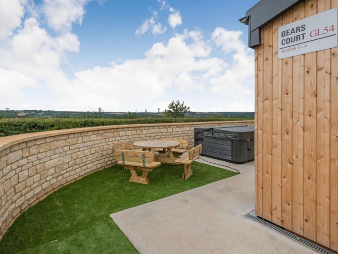 Exterior 2, Barn in Cotswolds With Hot Tub & Scenic Views, Gloucestershire