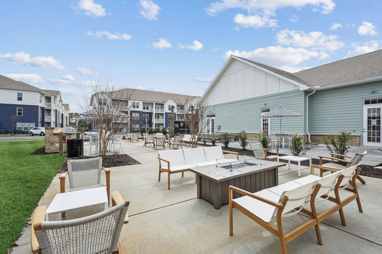 Food & Drinks, Landing Apartments Leland, Brunswick