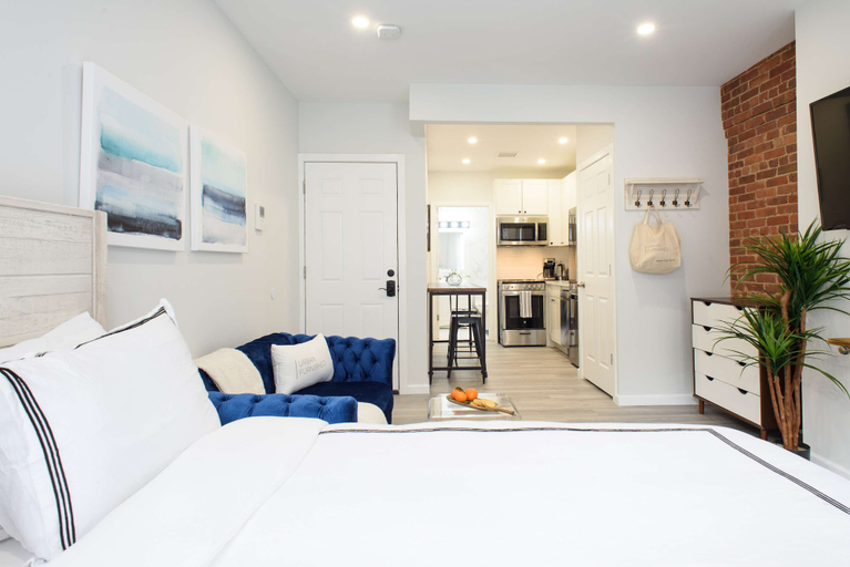 Room 3, 240-15 Luxury Studio Prime Location W D, New York