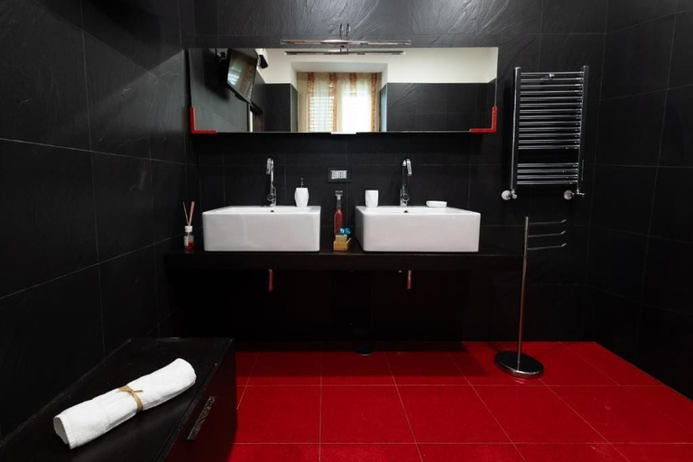 Bathroom 5, Sofia e la città delle meraviglie, Napoli