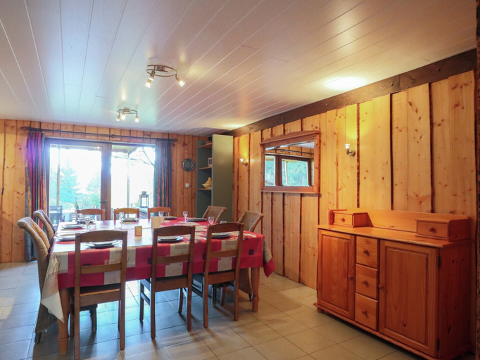 Food & Drinks 4, Holiday Home in Recht with Garden, Liège