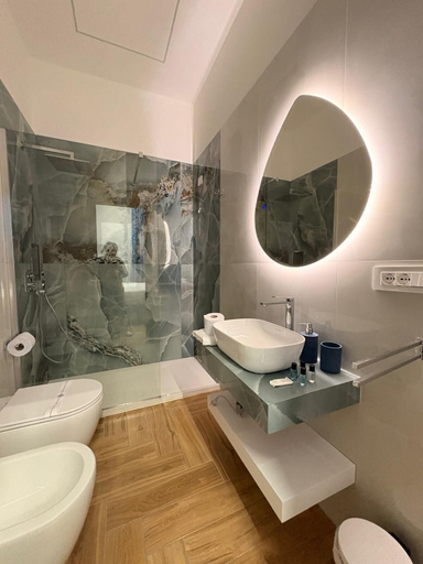 Bathroom 5, Alla Scoperta di Napoli, Napoli