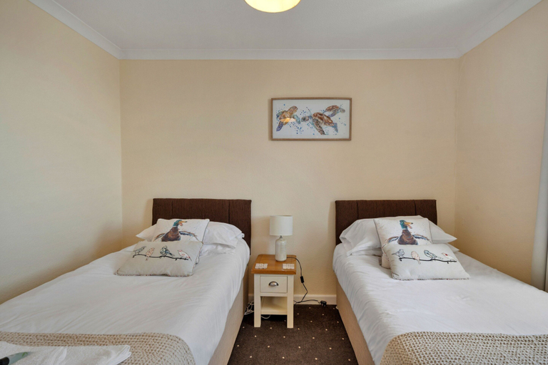 Room 2, Cozy St Ives Apartment Retreat, No Deposit, Cornwall