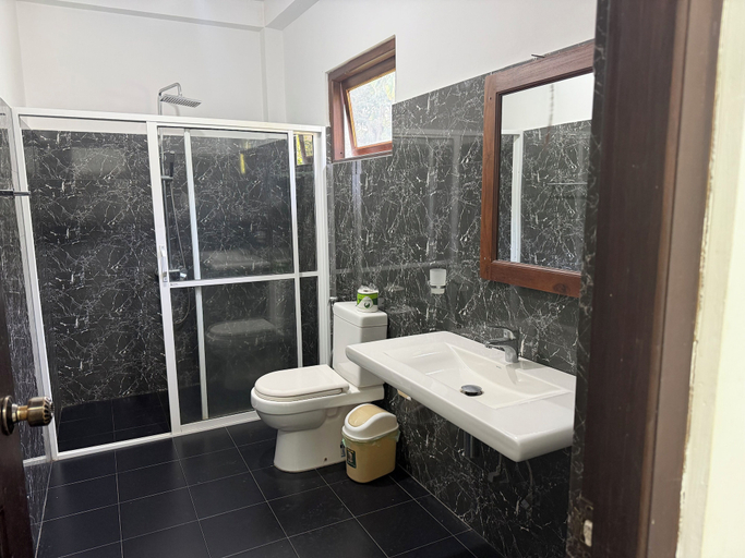 Bathroom 3, Thomasz Lodge, Kundasale