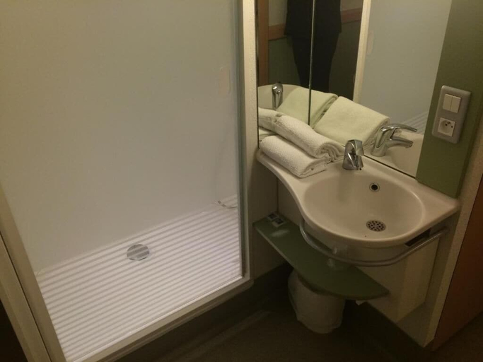 Bathroom 5, Ibis Budget Vitry-Sur-Seine N7, Val-de-Marne