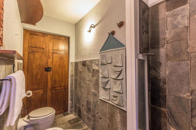 Bathroom 4, Maison du Chateau, Aosta